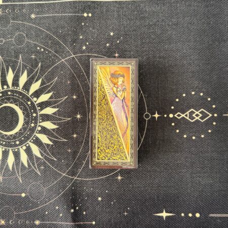 baraja de tarot de hadas medievales con mensaje oculto de flores