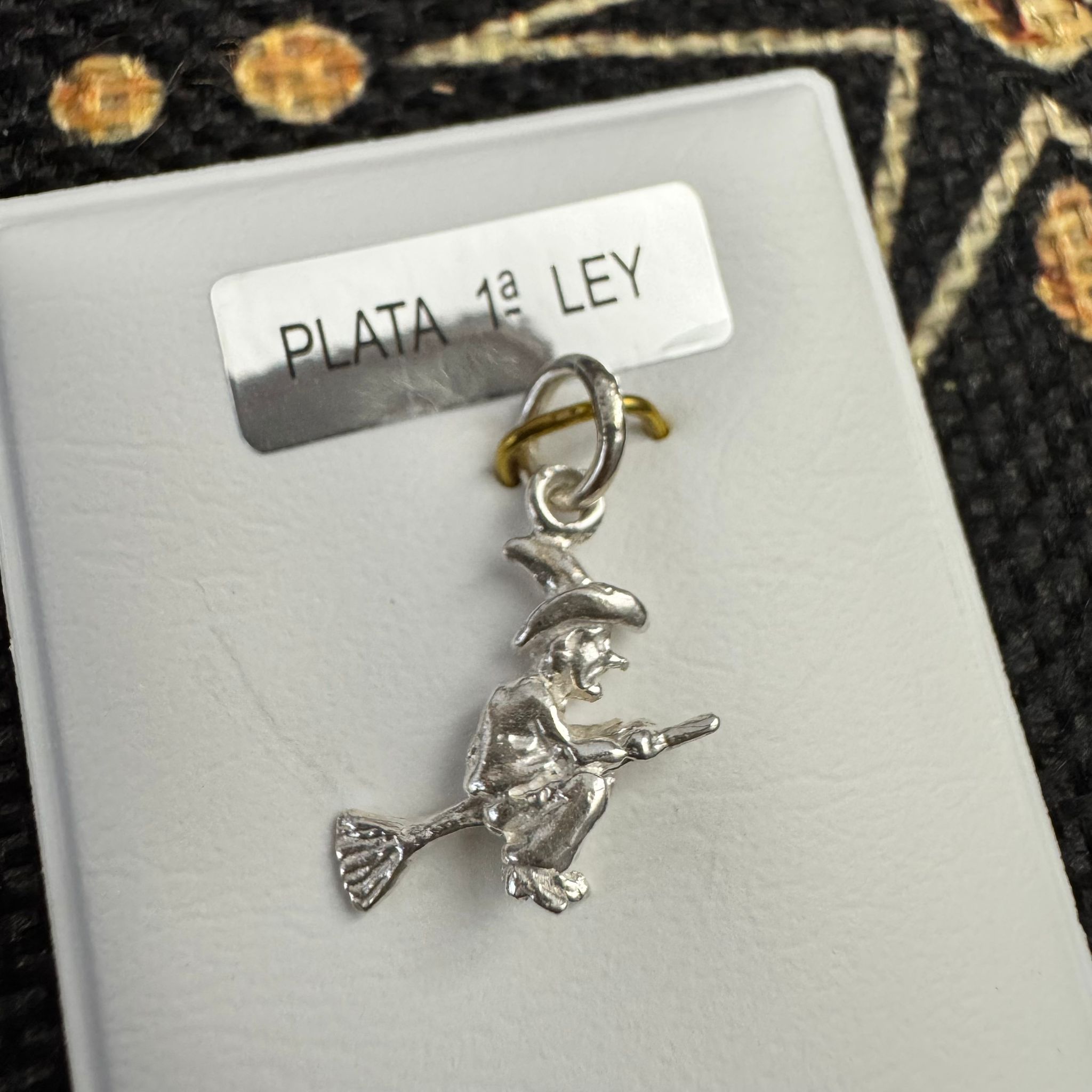 colgante de plata de ley de brujita con escoba para brujas ecomagic