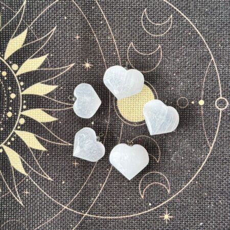 colgante corazón tallado de selenita piedra en bruto ecomagic