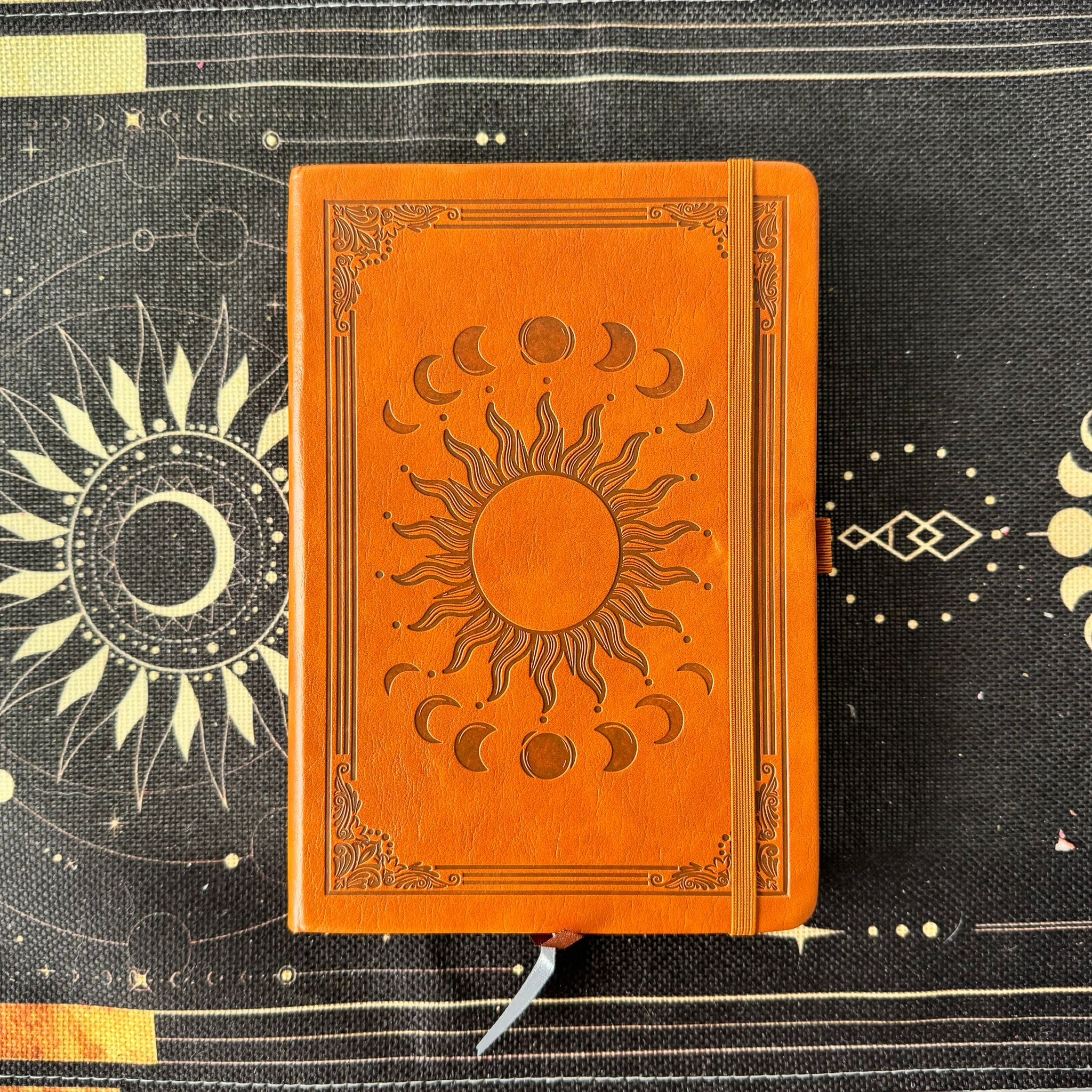 grimorio de sol y fases lunares de cuero vegano