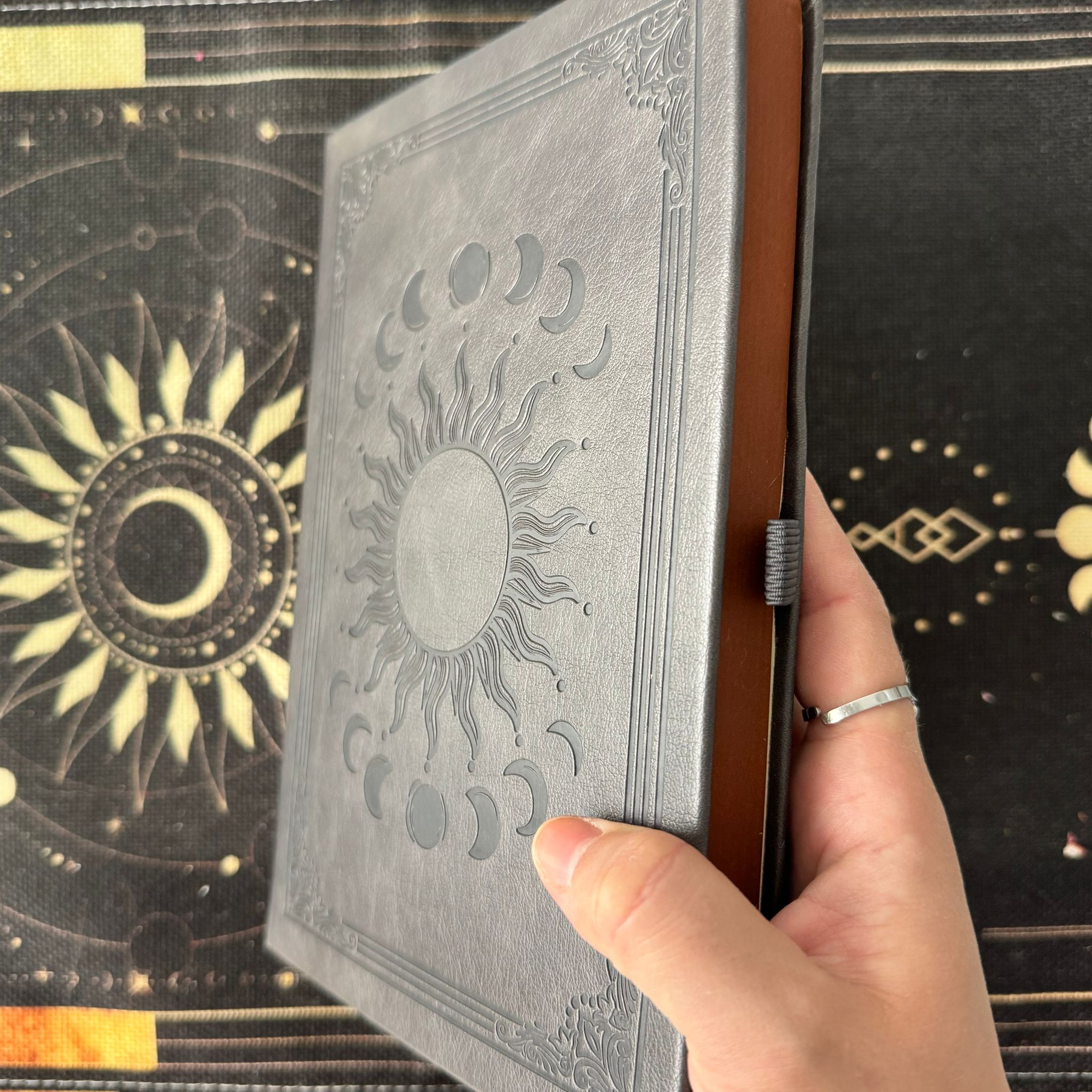 grimorio de sol y fases lunares de cuero vegano