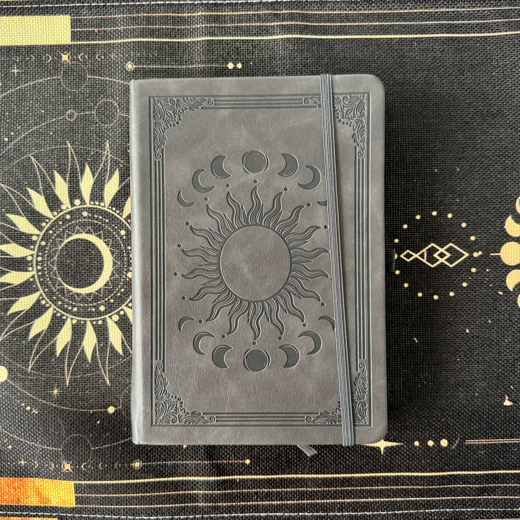 grimorio de sol y fases lunares de cuero vegano