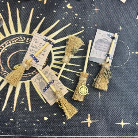 mini cuqui escobas de bruja decoradas a mano de ecomagic