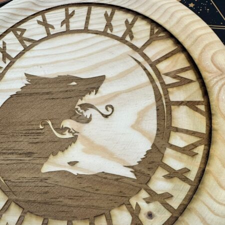 altar de madera redondo de runas vikingas y los lobos de Odín artesanal ecomagic