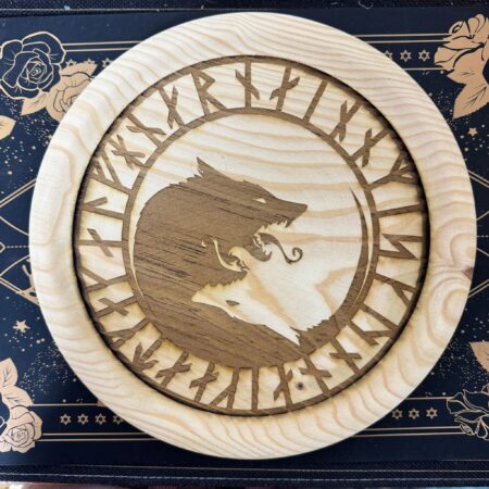 altar de madera redondo de runas vikingas y los lobos de Odín artesanal ecomagic