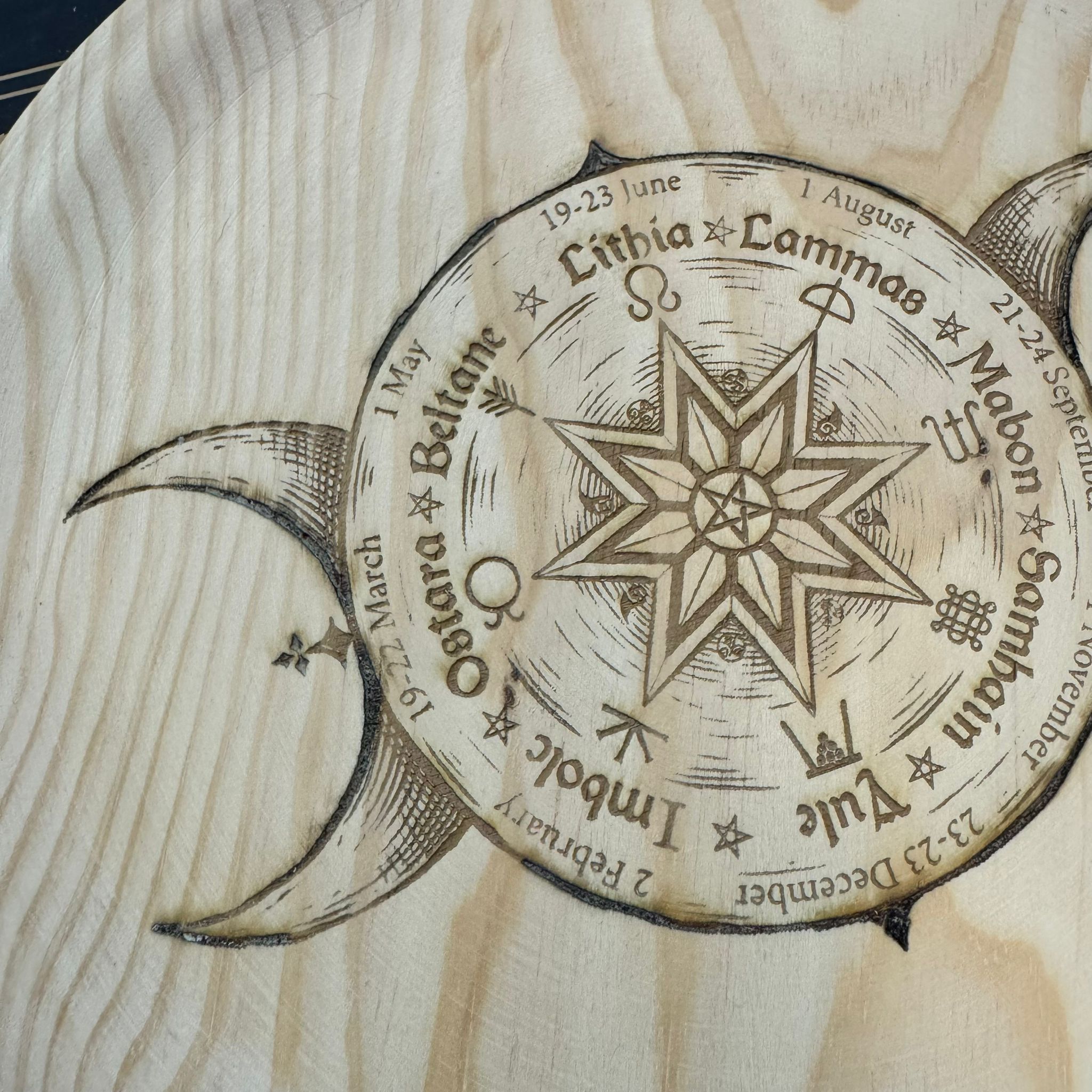 altar de madera redondo para la rueda del año pagana artesanal ecomagic