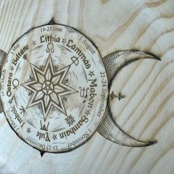altar de madera redondo para la rueda del año pagana artesanal ecomagic
