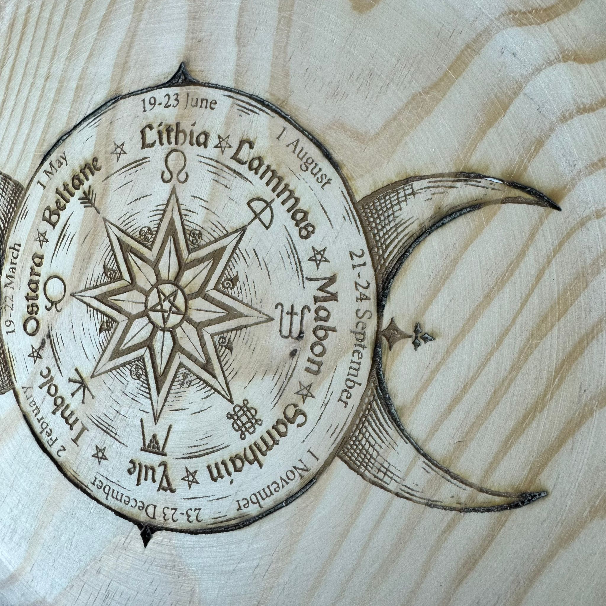 altar de madera redondo para la rueda del año pagana artesanal ecomagic