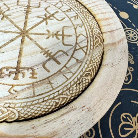 altar de madera redondo de runas vikingas y uroboro artesanal ecomagic