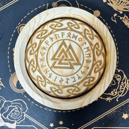 altar de madera redondo de runas vikingas y valknut artesanal ecomagic