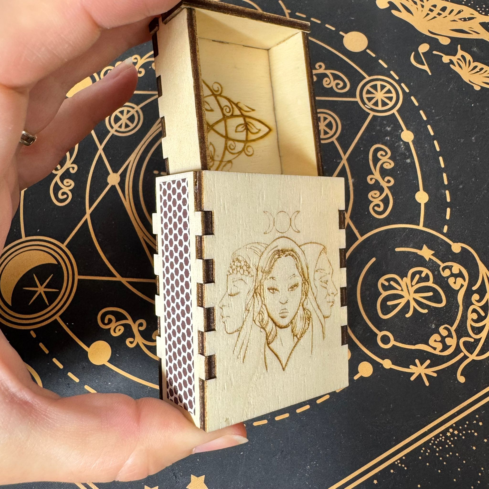 caja de cerillas de la triple diosa y trisqueta hecha a mano ecomagic