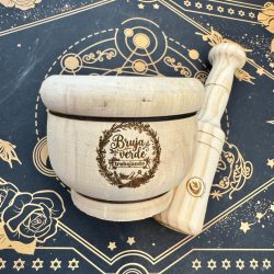 mortero de madera con la frase bruja verde trabajando artesanalmente en ecomagic