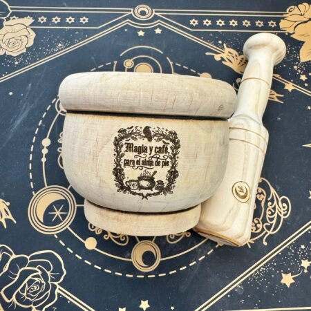 mortero de madera con la frasemagia y café para el alma de pie artesanalmente en ecomagic