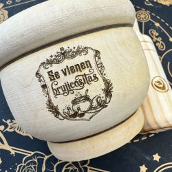 mortero de madera con la frase se vienen brujicositas artesanalmente en ecomagic