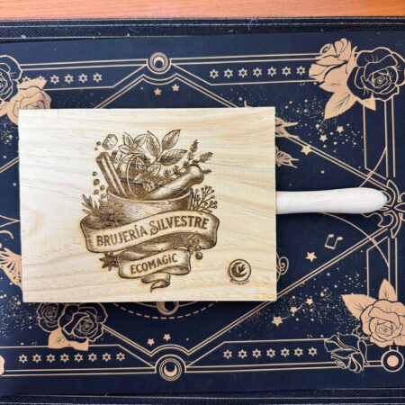 tabla de cocina de bruja verde silvestre de madera con grabado ecomagic