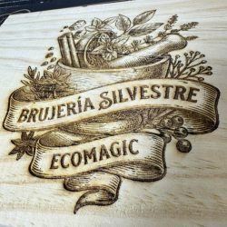 tabla de cocina de bruja verde silvestre de madera con grabado ecomagic