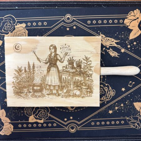 tabla de cocina de bruja verde en su altar trabajando de madera con grabado ecomagic