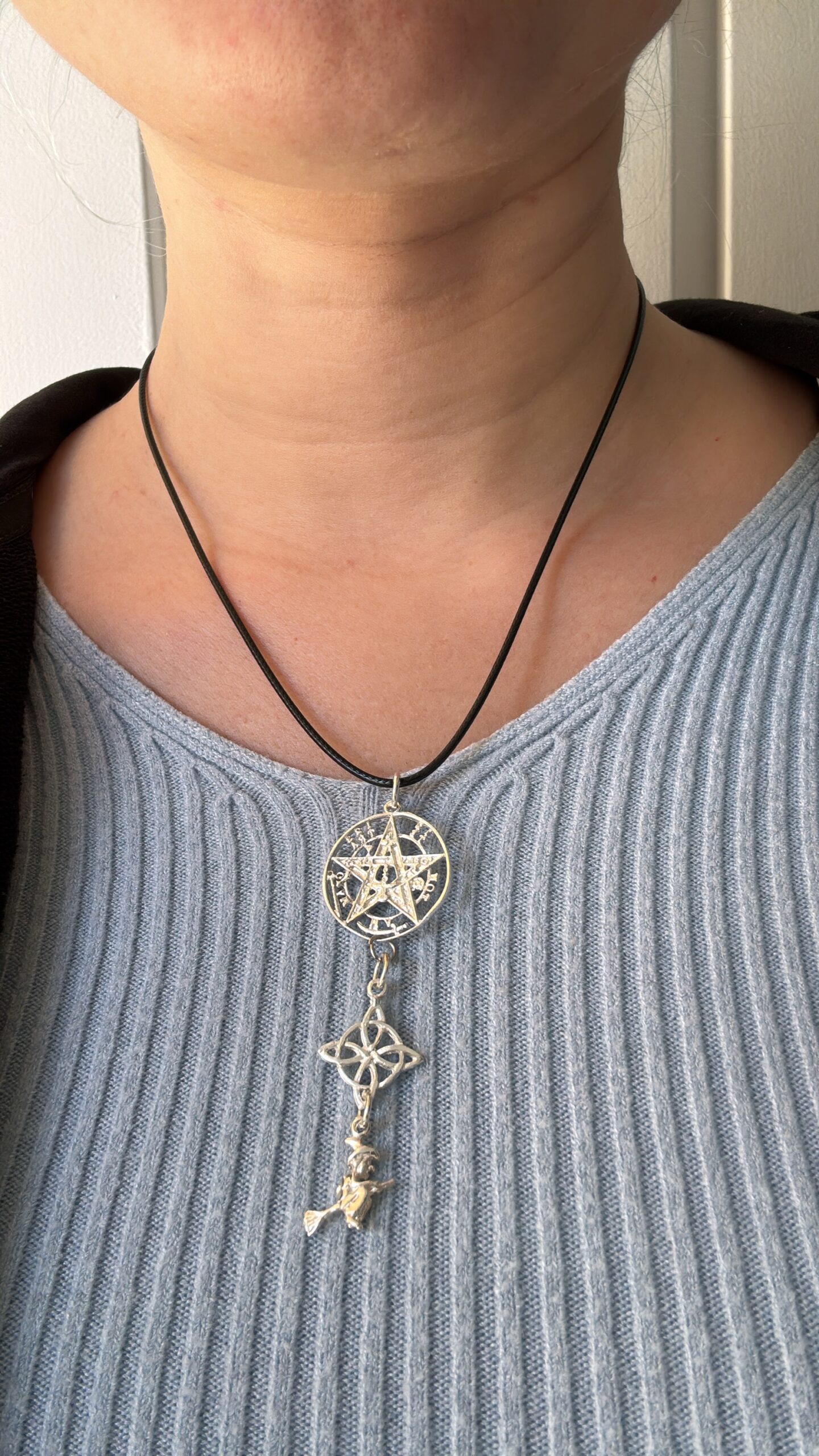Triple protección: Colgante con tetragrammaton, nudo de bruja y brujita de la suerte de plata de ley - Imagen 2