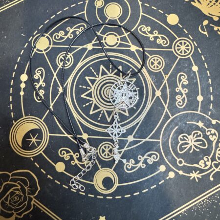 Triple protección: Colgante con tetragrammaton, nudo de bruja y brujita de la suerte de plata de ley