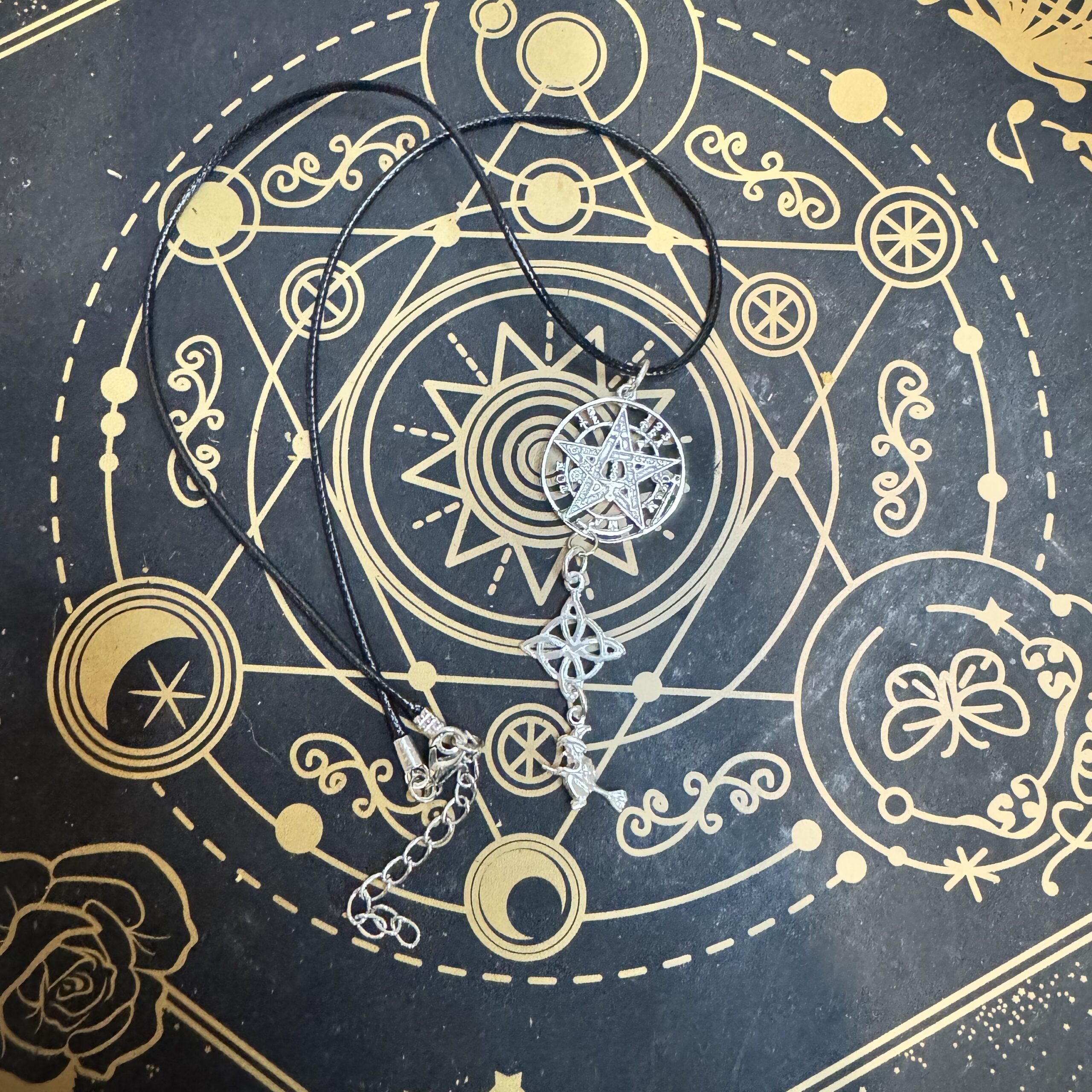 Triple protección: Colgante con tetragrammaton, nudo de bruja y brujita de la suerte de plata de ley