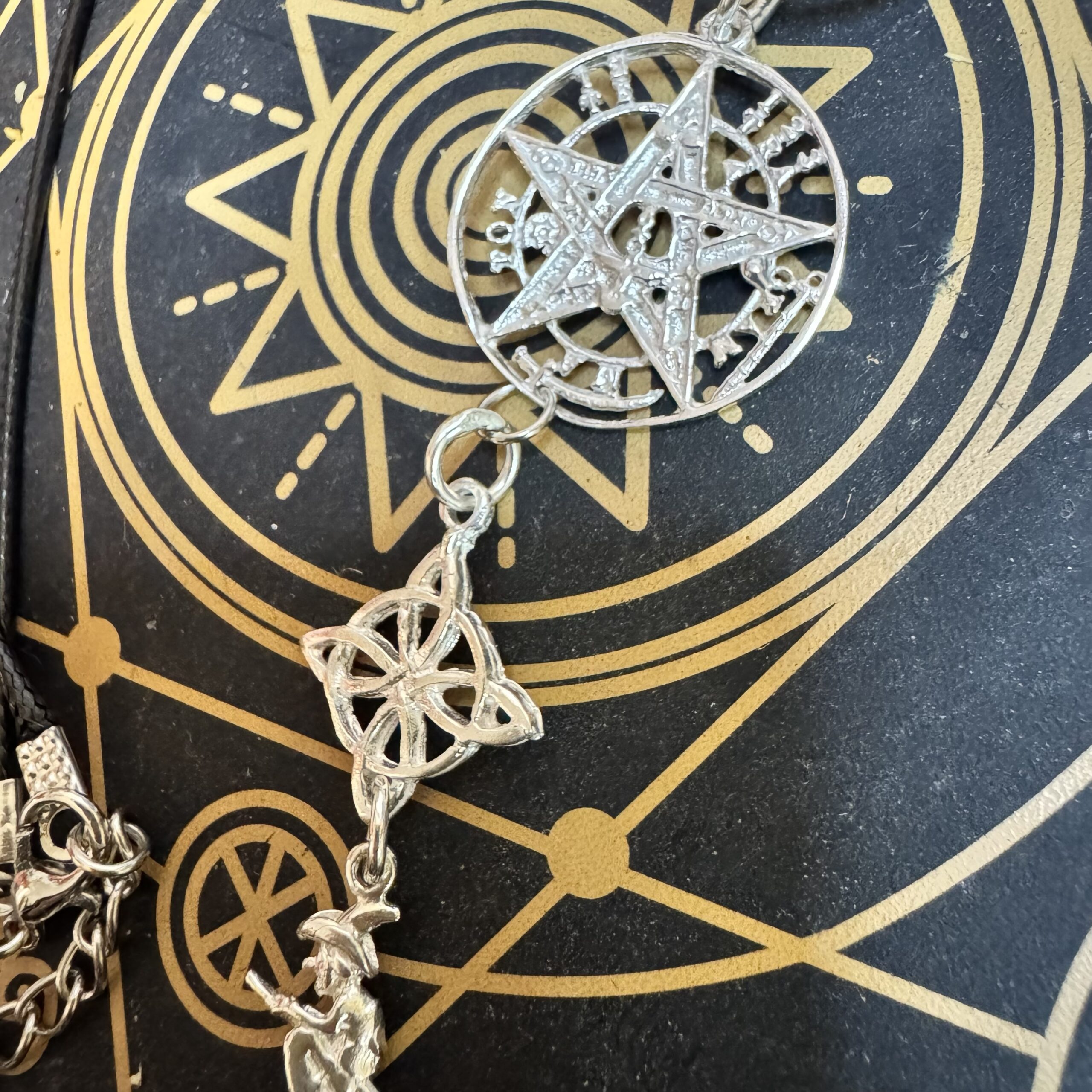 Triple protección: Colgante con tetragrammaton, nudo de bruja y brujita de la suerte de plata de ley - Imagen 5