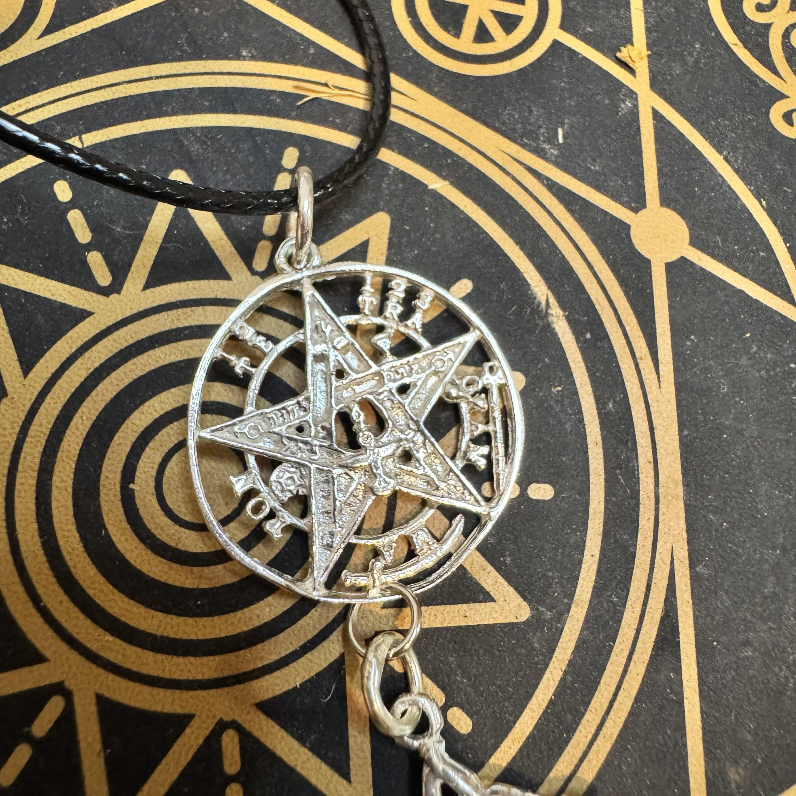 Triple protección: Colgante con tetragrammaton, nudo de bruja y brujita de la suerte de plata de ley - Imagen 4