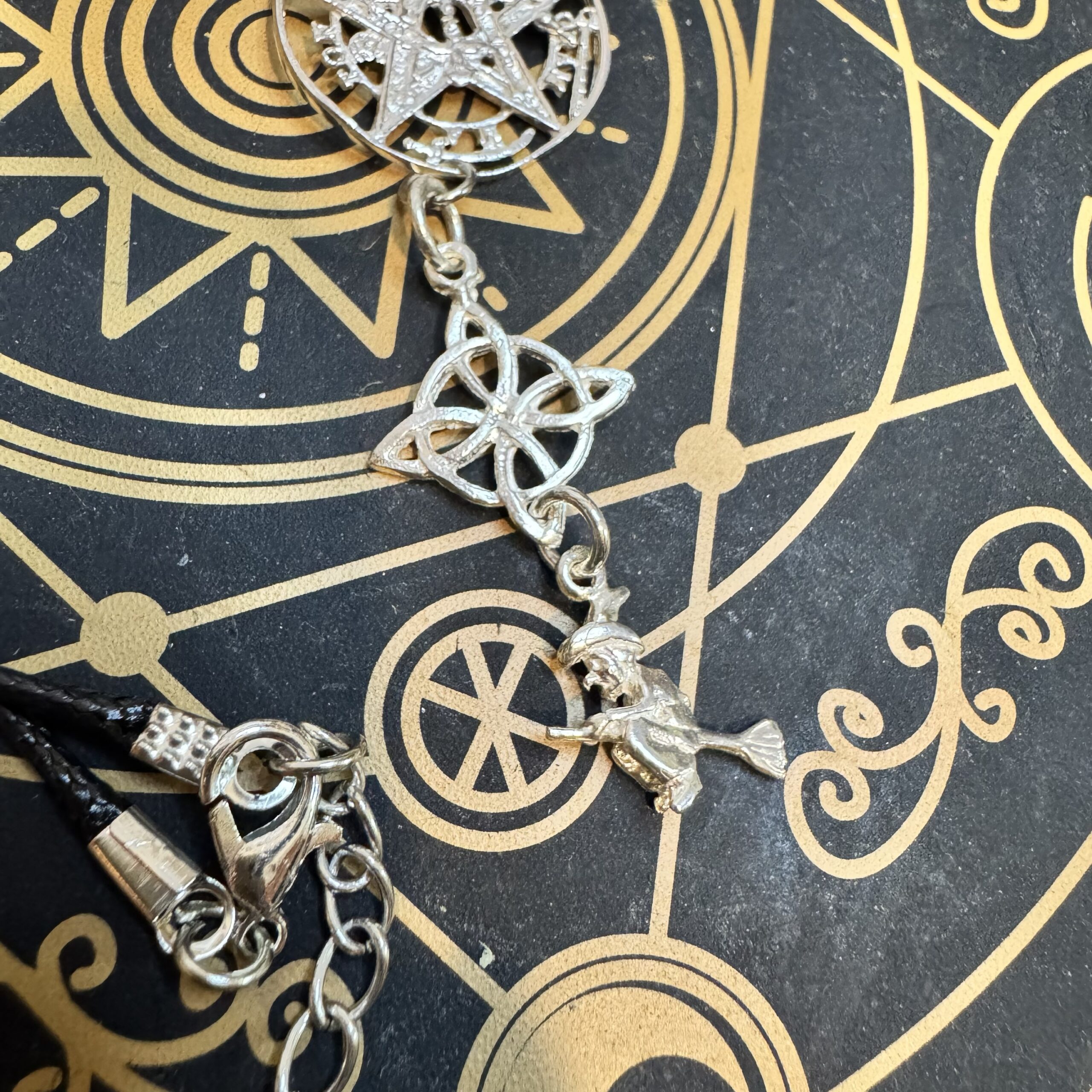 Triple protección: Colgante con tetragrammaton, nudo de bruja y brujita de la suerte de plata de ley - Imagen 3