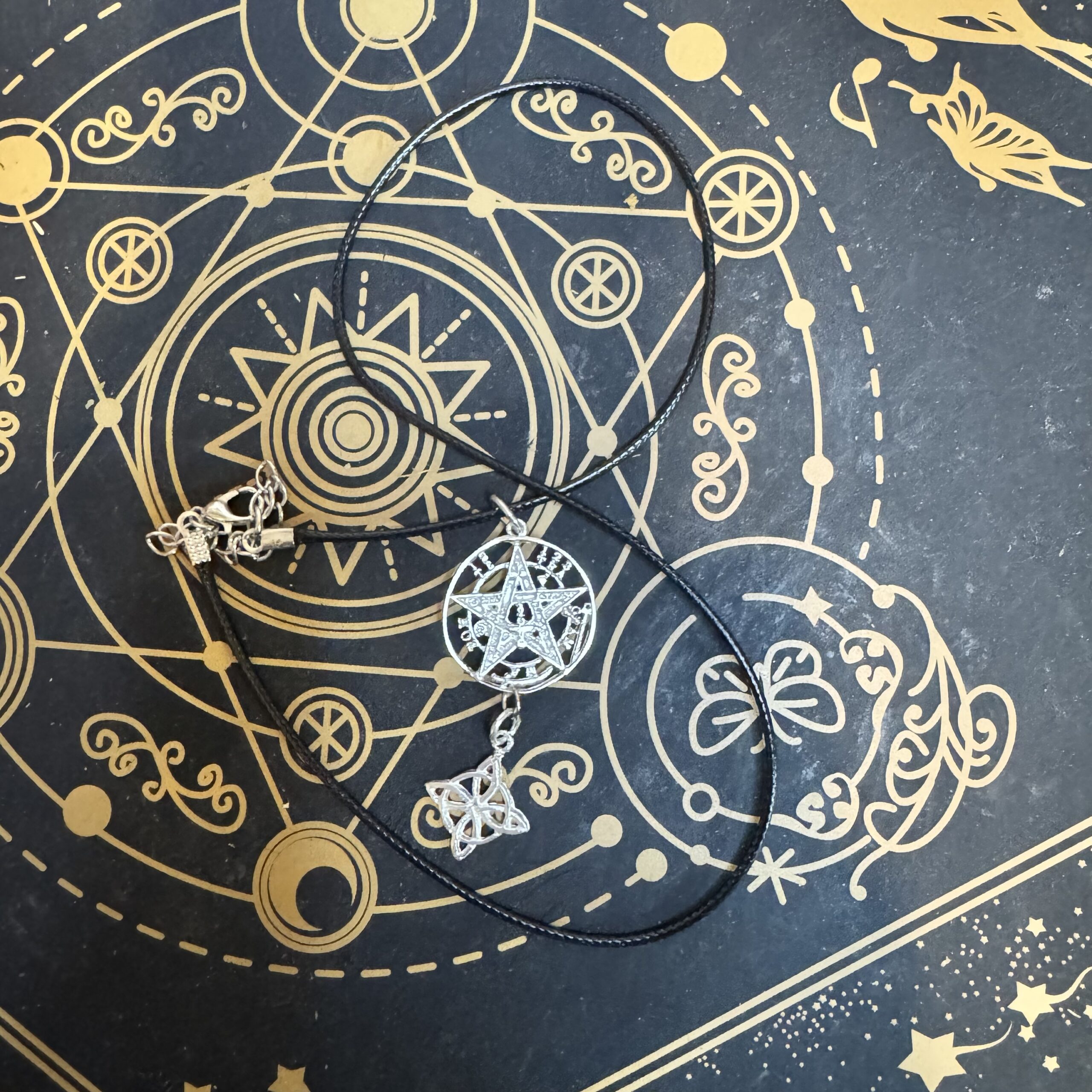 Doble Protección: Colgante de tetragrammaton y nudo de bruja de plata de ley