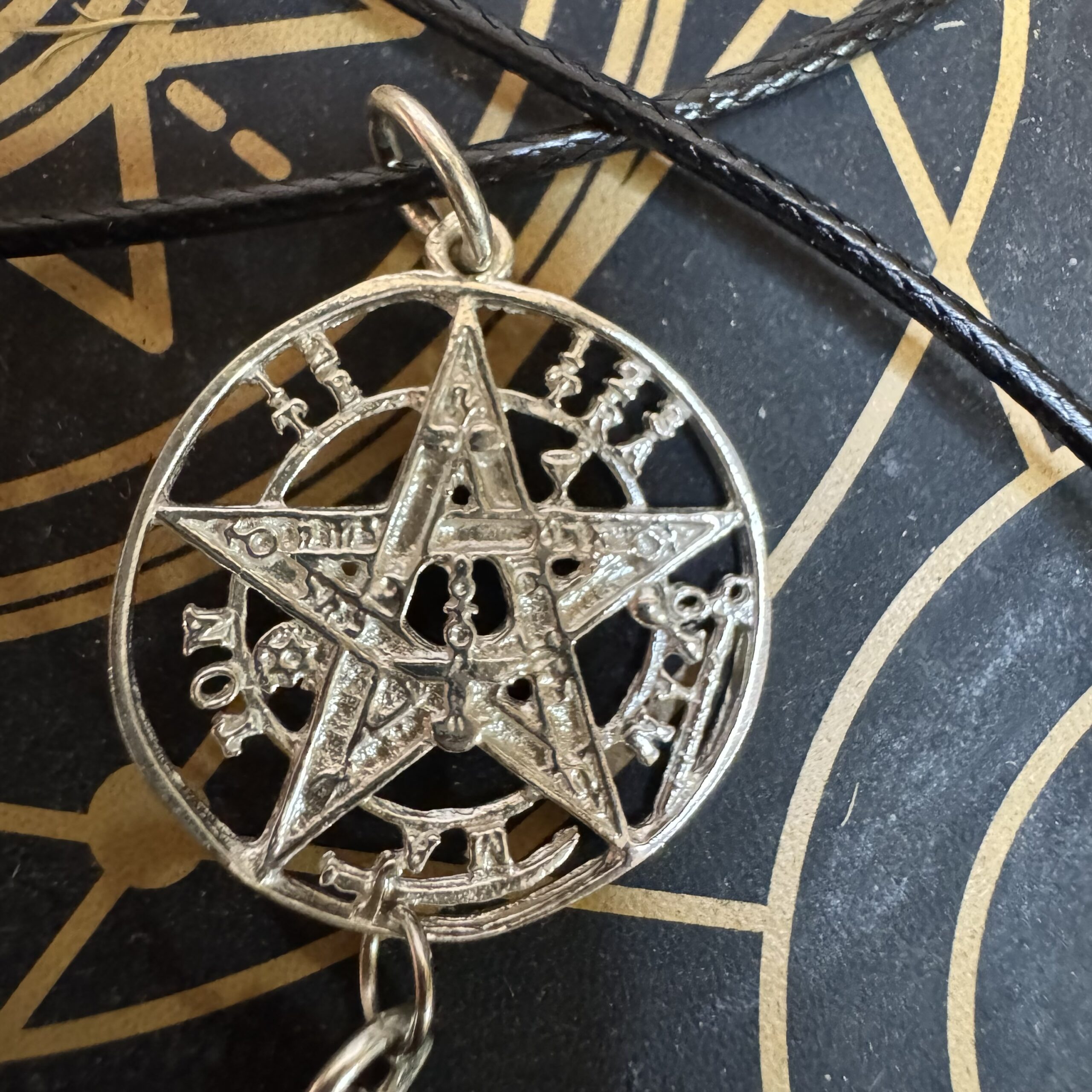 Doble Protección: Colgante de tetragrammaton y nudo de bruja de plata de ley - Imagen 3