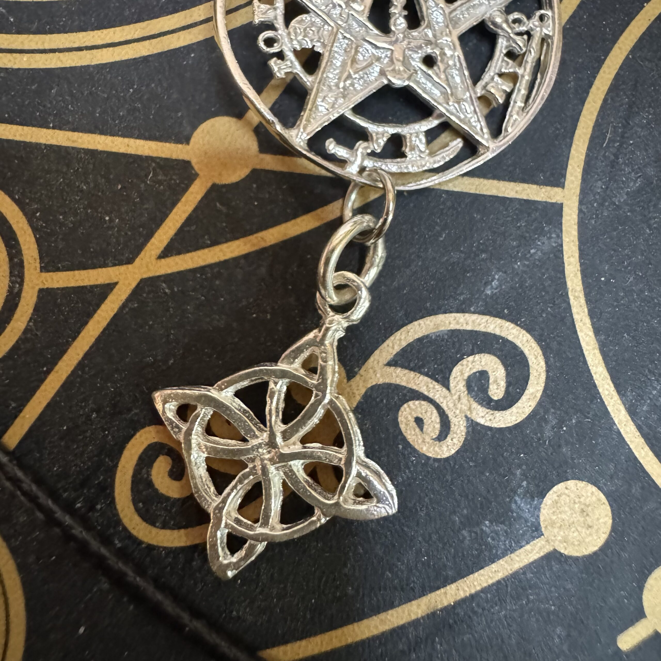 Doble Protección: Colgante de tetragrammaton y nudo de bruja de plata de ley - Imagen 4