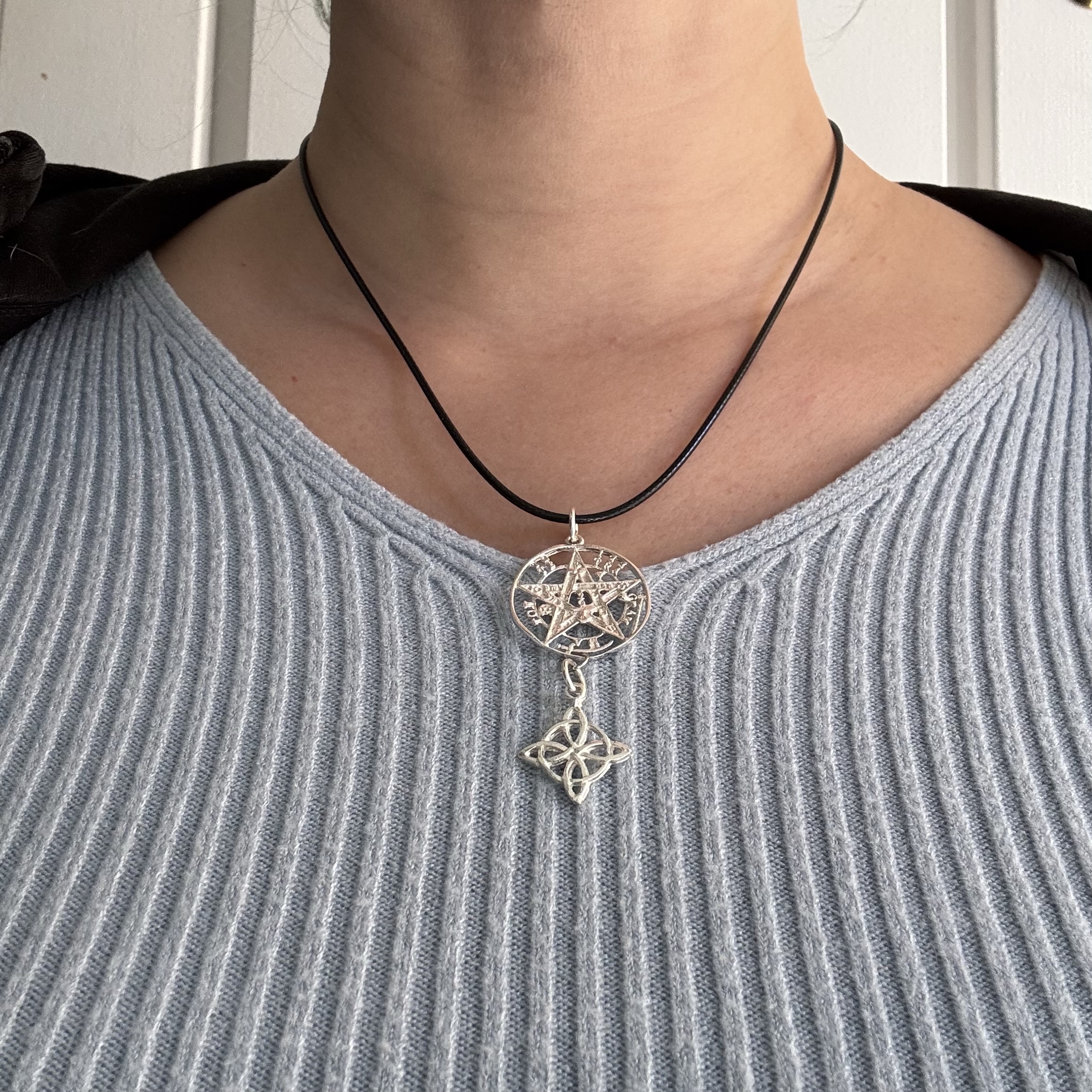 Doble Protección: Colgante de tetragrammaton y nudo de bruja de plata de ley - Imagen 2