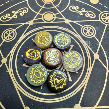 Sellos de los 7 Chakras en Piedras Naturales con Símbolos Dorados