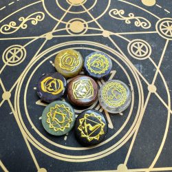 Sellos de los 7 Chakras en Piedras Naturales con Símbolos Dorados