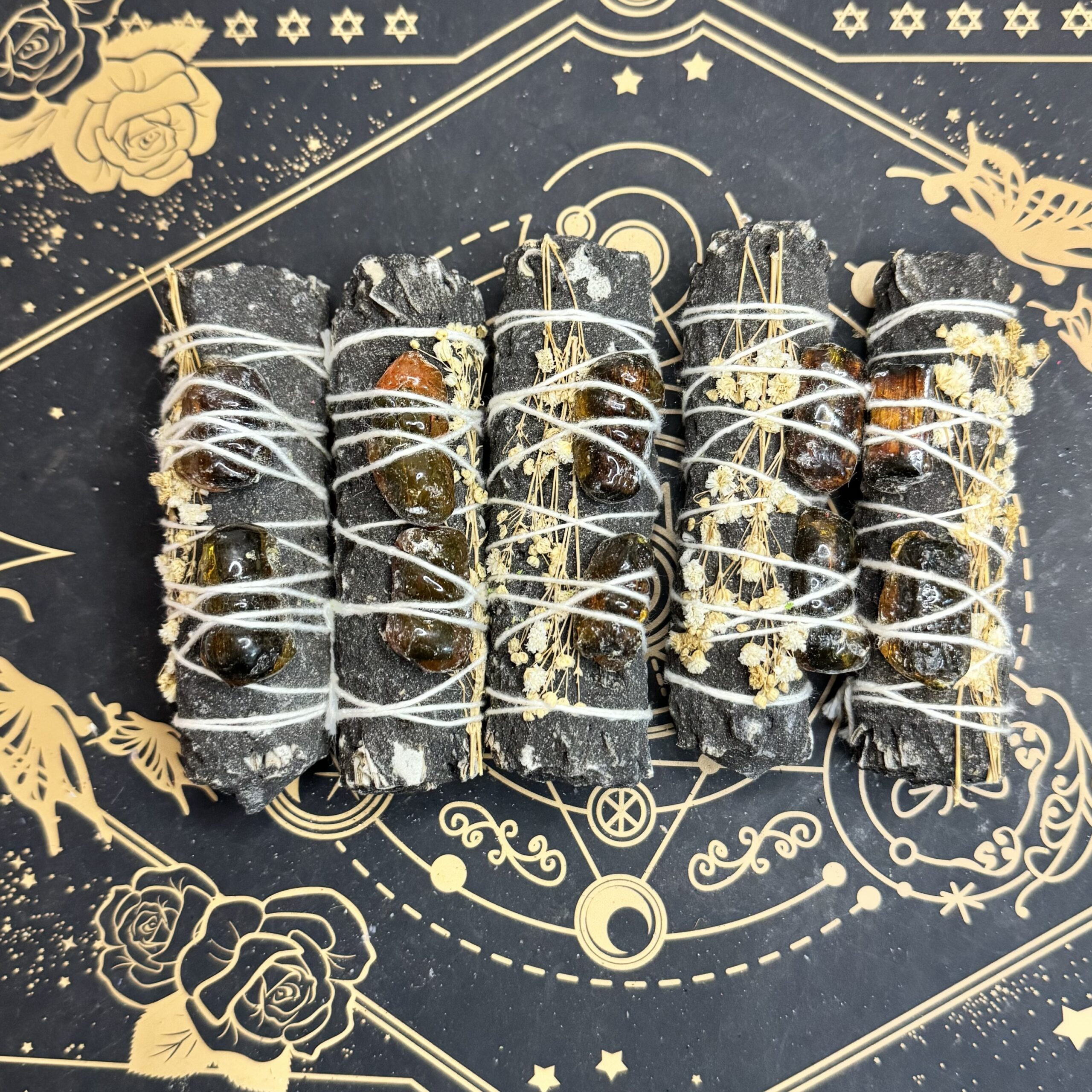 Sahumerio de salvia blanca, copal negro, ámbar y flores secas