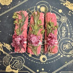 Sahumerio de salvia blanca, romero y rebozado floral rojo dulce
