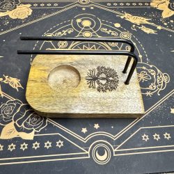 Quemador de palo santo y sahumerios de madera y hierro con árbol de la vida