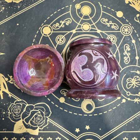 Quemador de aceites de mármol morado con símbolo Omh