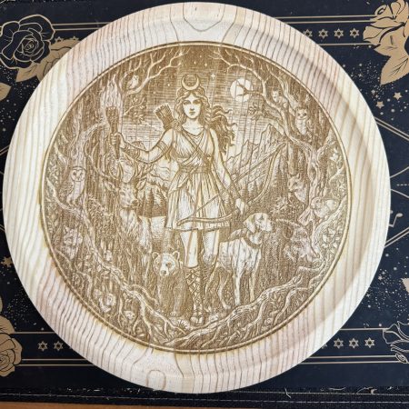 Altar de madera artesanal de la Diosa Artemisa (28cm)