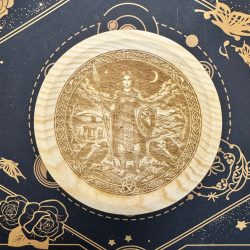 Morrigan (28cm) - Altar grande de madera artesanal de la Diosa Celta