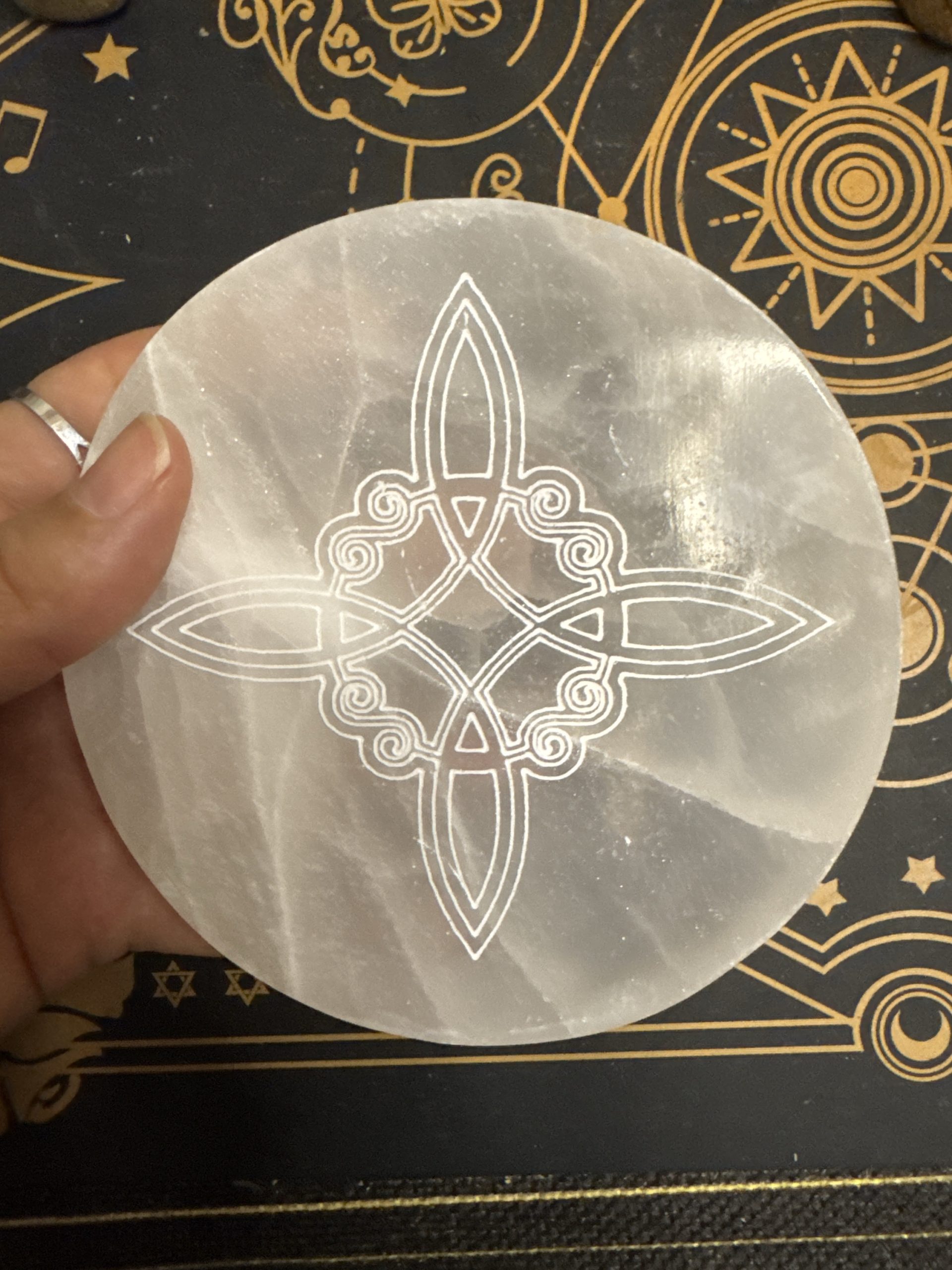 Placa de selenita con nudo de bruja (10cm aprox.) - Imagen 3