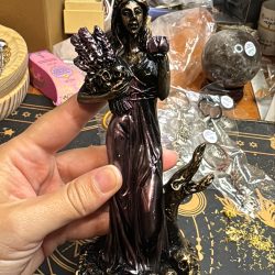 Figura de Perséfone – Reina del Inframundo y Diosa del Renacimiento