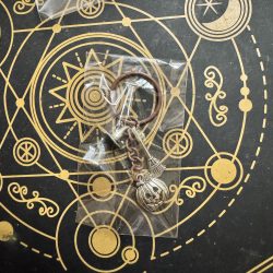 Llavero Brujil Artesanal Marrón – Escoba, Sombrero y Calabaza