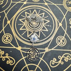 Colgante de triple protección: nudo de bruja, ojo turco y tetragrammaton