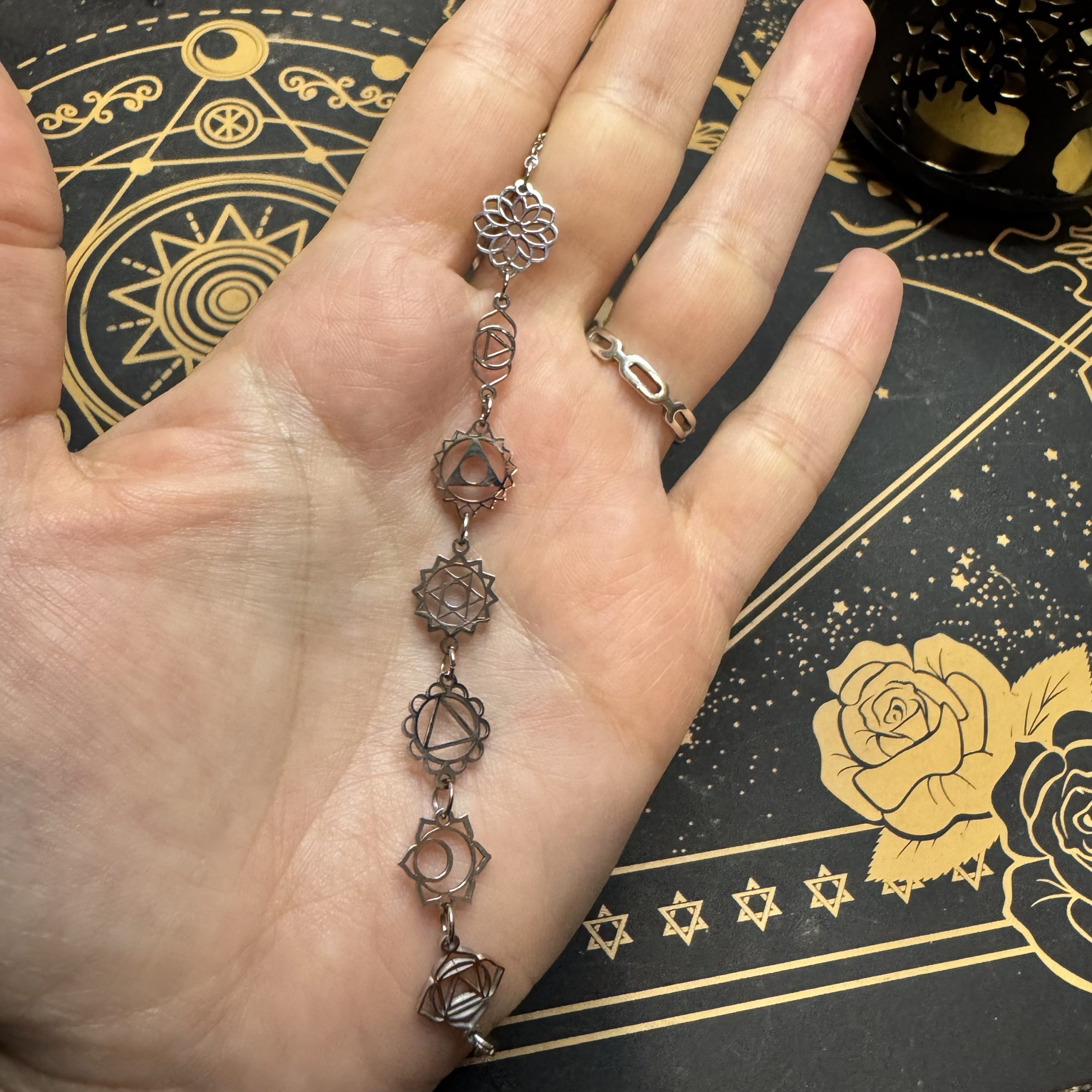 Pulsera de los 7 Chakras – Acero Plateado con Símbolos Sagrados
