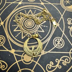 Colgante de Isis Alada – Acero Dorado | Diosa de la Magia y la Protección